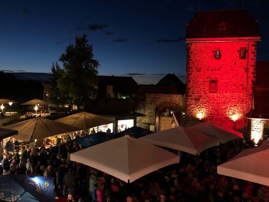 Der Burgturm der Wasserburg in rotem Licht