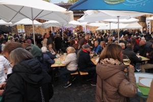 Menschen beim Weinfest