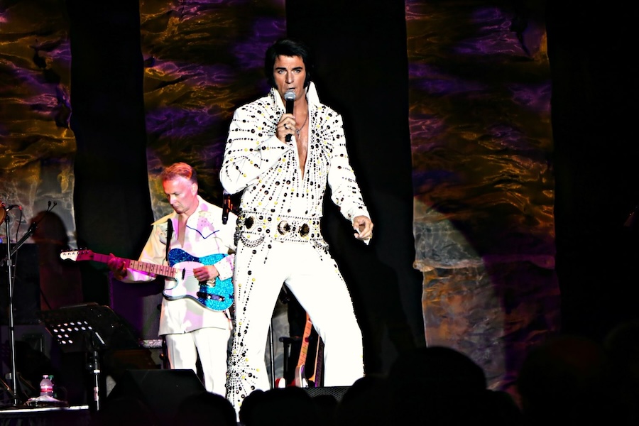 Oliver Steinhoff als Elvis auf der Bühne