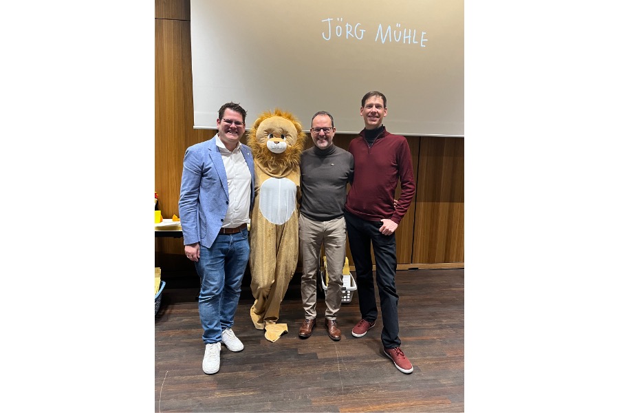 Jörg Mühle mit Sebastian Wyzorik, Leo und Präsident Henning Döll (2026)