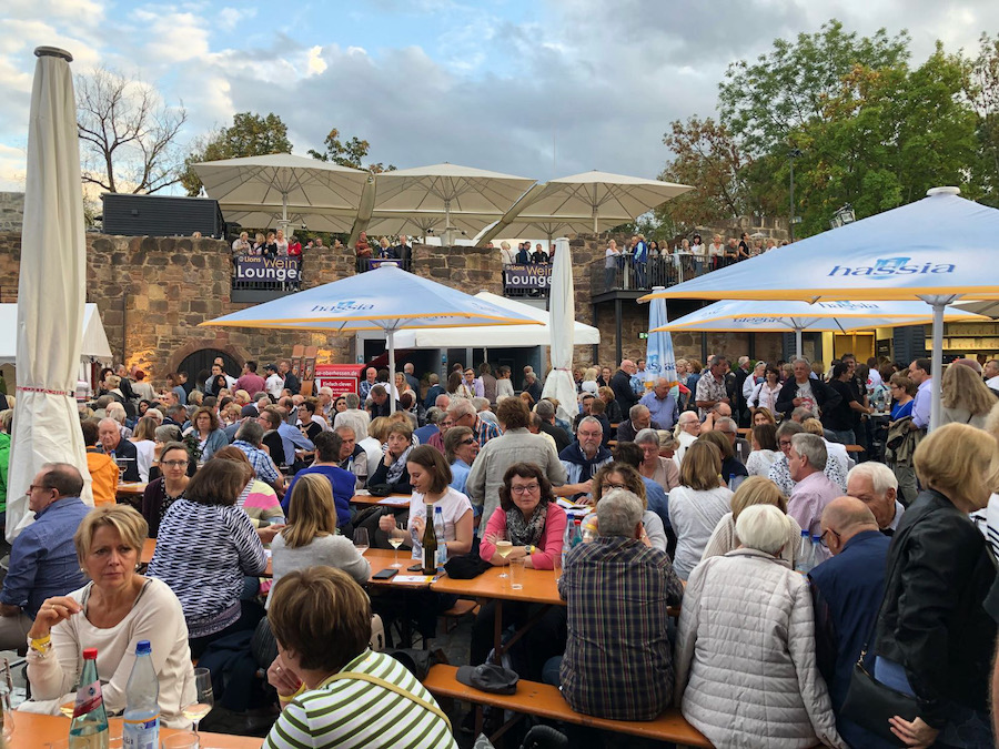 Menschen in der Wasserburg Bad Vilbel bei der Veranstaltung Weinfest 2018 des Lionsclub