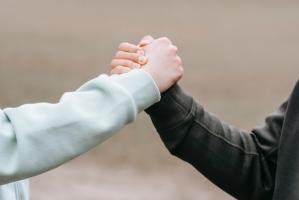 Hände mit partnerschaftlicher Geste