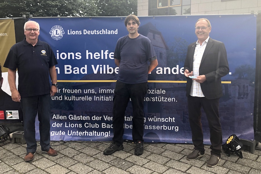 Spendenübergabe an den Veranstalter durch den Lions-Club Bad Vilbel Wasserburg
