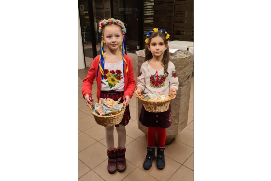 Ukrainische Kinder nach dem Sammeln von Spendengeldern