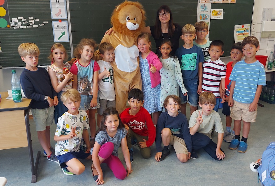 Foto mit einer Schulklasse und LEO Bücherlöwe