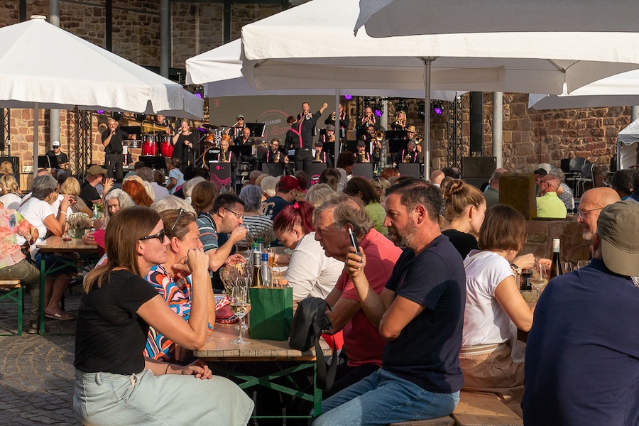 Innenhof der Wasserburg Bad Vilbel beim Weinfest 2023