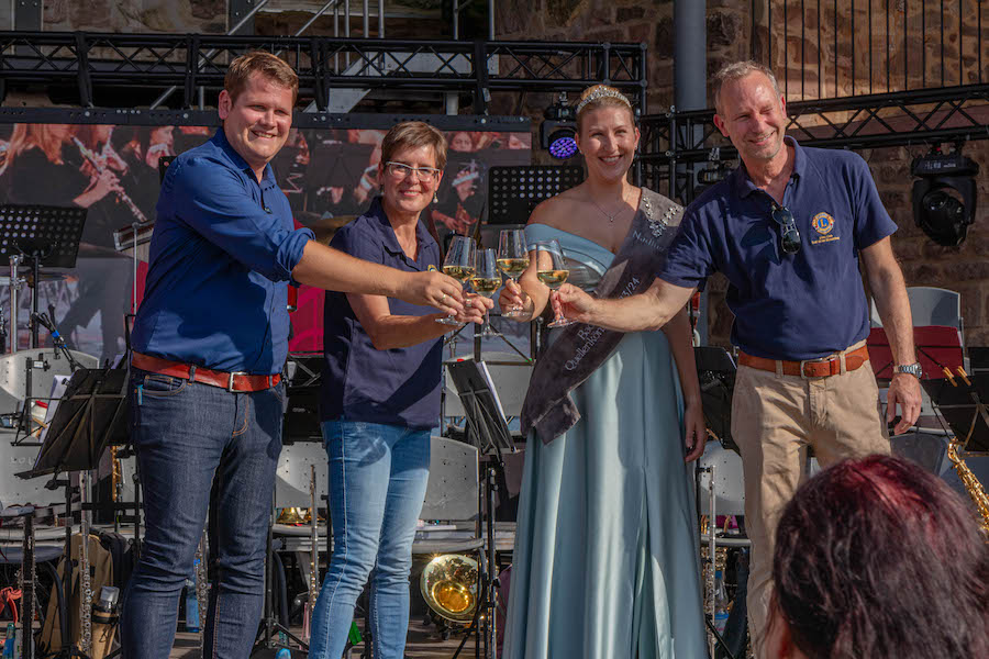 Bürgermeister Sebastian Wysocki (links), die Vorsitzende des Fördervereins des Lions Club Bad Vilbel-Wasserburg e.V., Beate Ritzler (zweite von links), die Quellenkönigin 2023 Nadine I. und Dr. Andreas Schönborn, Präsident des Lions Club Bad Vilbel-Wasserburg im Lionsjahr 2023/2024